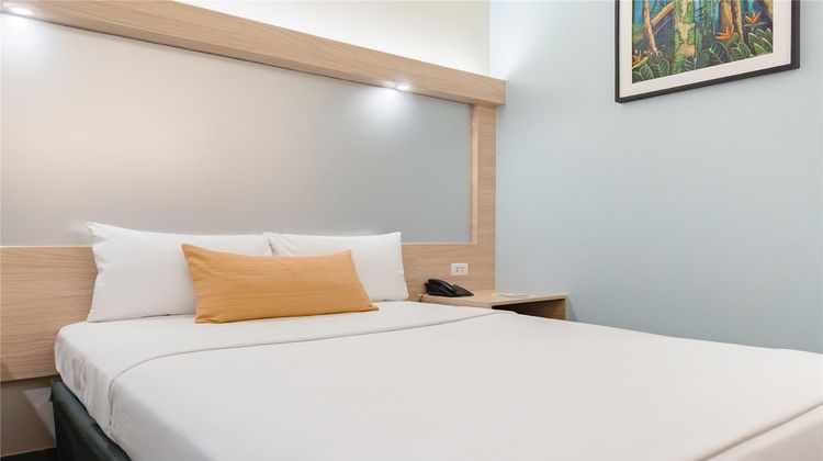 Microtel Inn & Suites by Wyndham Tarlac Room