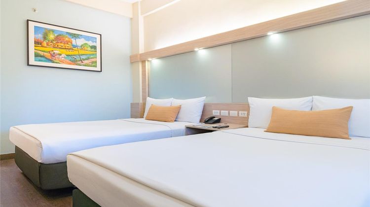 Microtel Inn & Suites by Wyndham Tarlac Room