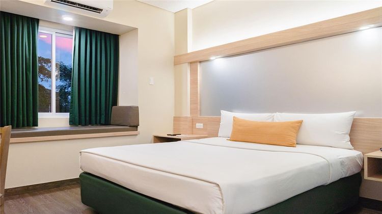 Microtel Inn & Suites by Wyndham Tarlac Room