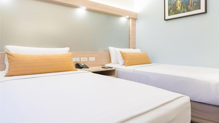 Microtel Inn & Suites by Wyndham Tarlac Room