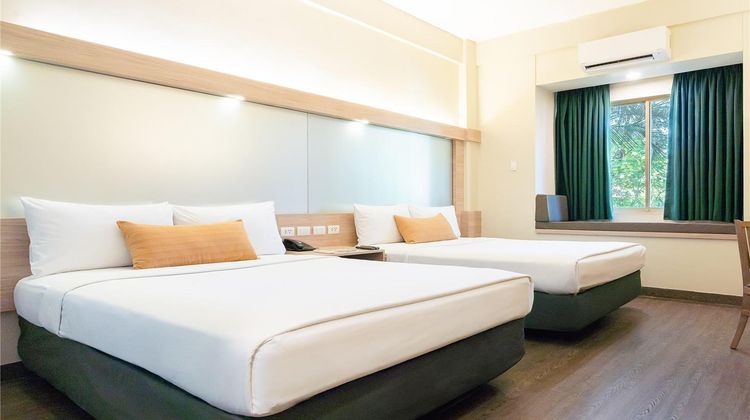 Microtel Inn & Suites by Wyndham Tarlac Room
