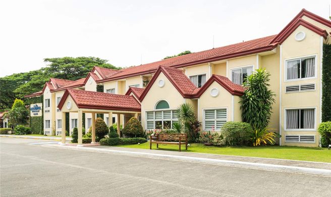 Microtel Inn & Suites by Wyndham Tarlac Exterior