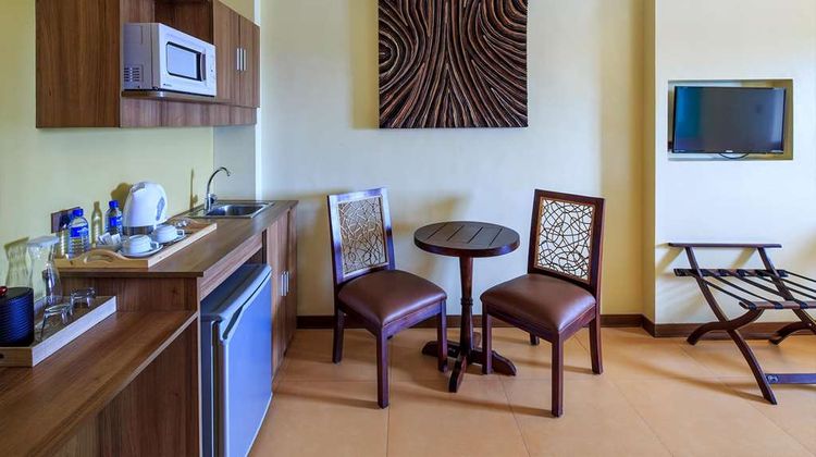 Microtel Inn & Suites by Wyndham Davao Suite