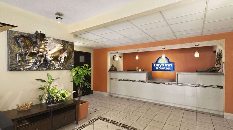 Days Inn & Suites Stevens Point Lobby