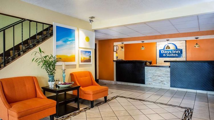 Days Inn & Suites Stevens Point Lobby