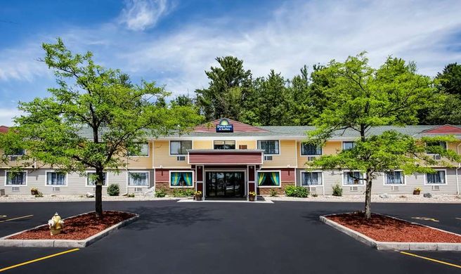 Days Inn & Suites Stevens Point Exterior