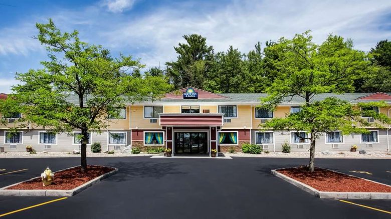 <b>Days Inn & Suites Stevens Point Exterior</b>. Images powered by <a href="https://iceportal.shijigroup.com/" title="IcePortal" target="_blank">IcePortal</a>.