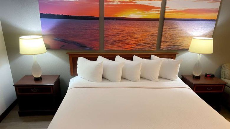 <b>Days Inn & Suites Stevens Point Room</b>. Images powered by <a href="https://iceportal.shijigroup.com/" title="IcePortal" target="_blank">IcePortal</a>.