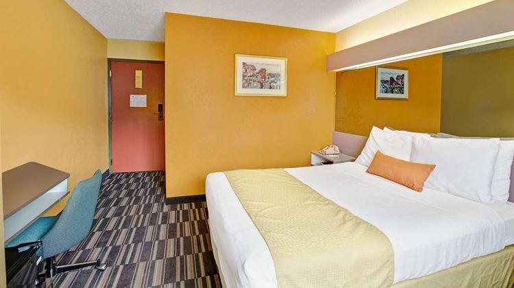 Microtel Inn & Suites Gatlinburg Room