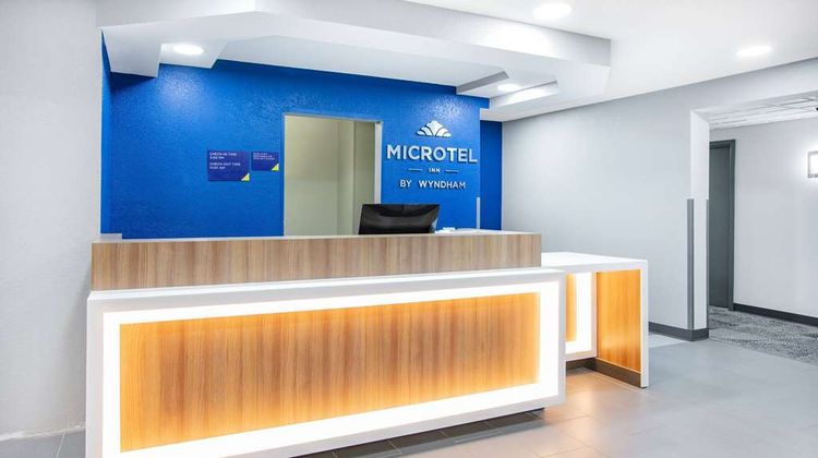 Microtel Inn & Suites by Wyndham Beckley Lobby