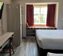 Microtel Inn & Suites Clarksville Room