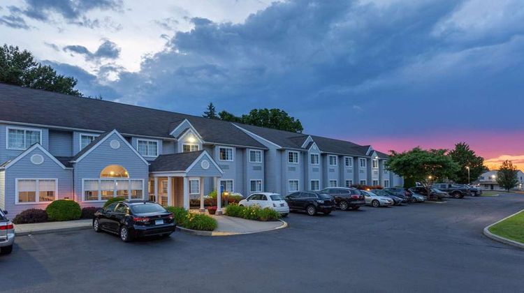 Microtel Inn & Suites Bethel/Danbury Exterior