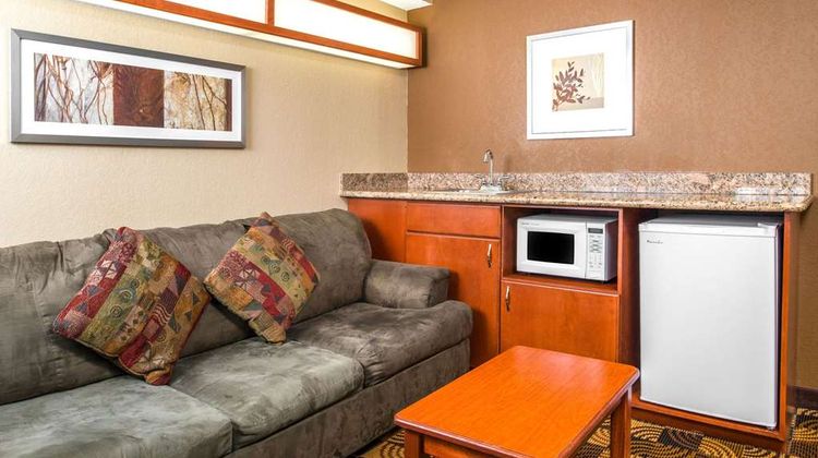 Microtel Inn & Suites by Wyndham Lincoln Suite