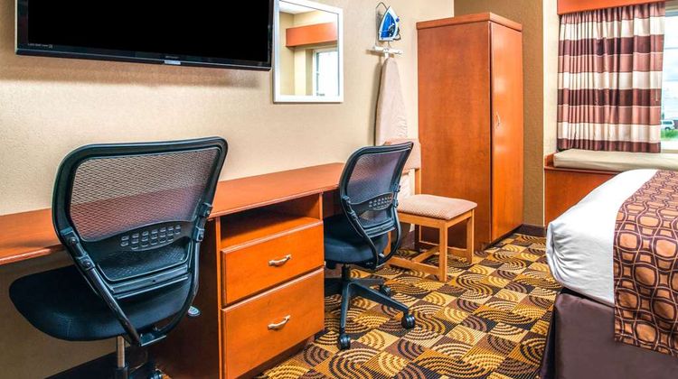Microtel Inn & Suites by Wyndham Lincoln Suite
