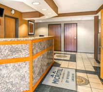 Microtel Inn & Suites by Wyndham Lincoln Lobby