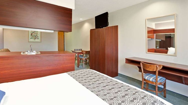Microtel Inn & Suites Roseville Suite