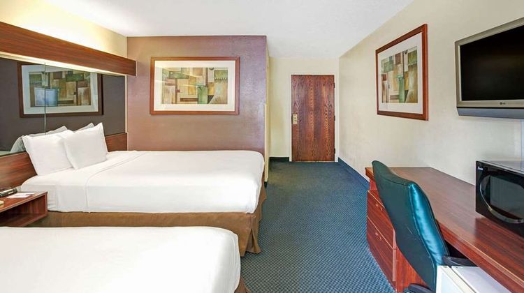 Microtel Inn & Suites Atlanta Airport Room