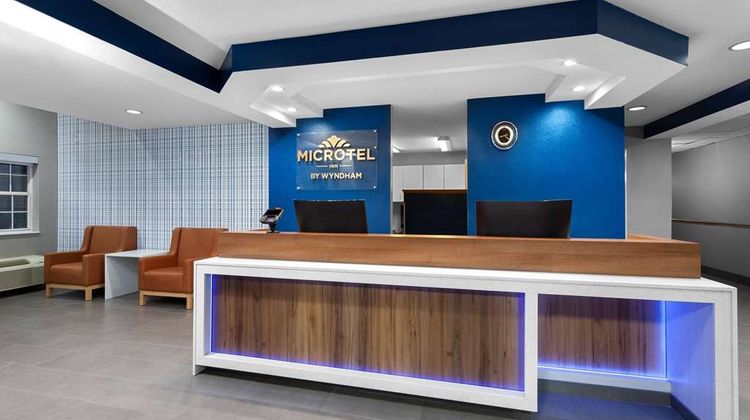 Microtel Inn/Stes by Wyndham Janesville Lobby