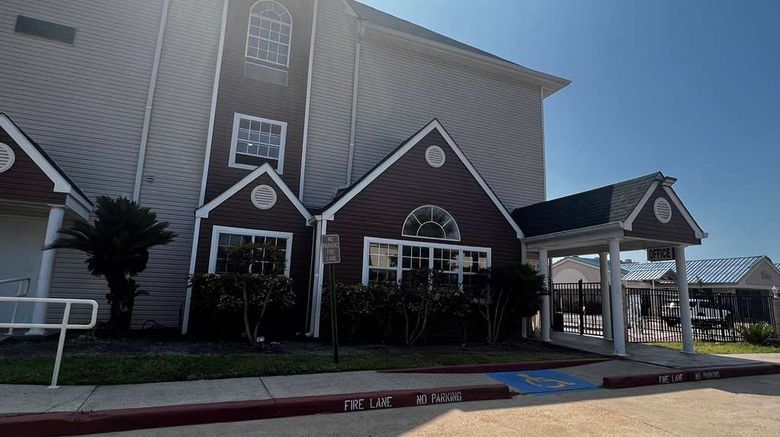 <b>Microtel Inn & Suites by Wyndham Houston Exterior</b>. Images powered by <a href="https://iceportal.shijigroup.com/" title="IcePortal" target="_blank">IcePortal</a>.