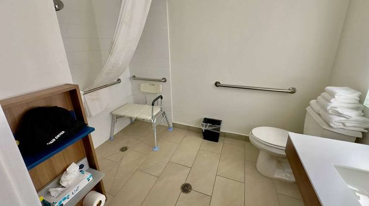 Microtel Inn & Suites by Wyndham Denver Room