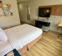 Microtel Inn & Suites by Wyndham Denver Room