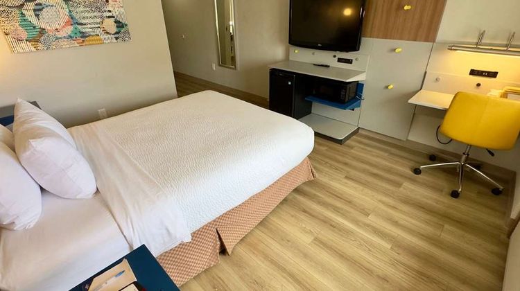 Microtel Inn & Suites by Wyndham Denver Room