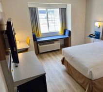 Microtel Inn & Suites by Wyndham Denver Room