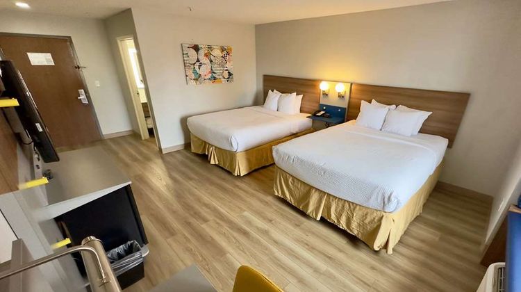 Microtel Inn & Suites by Wyndham Denver Room