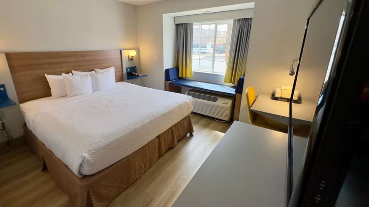 Microtel Inn & Suites by Wyndham Denver Room