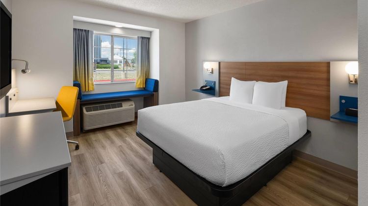Microtel Inn & Suites by Wyndham Denver Room
