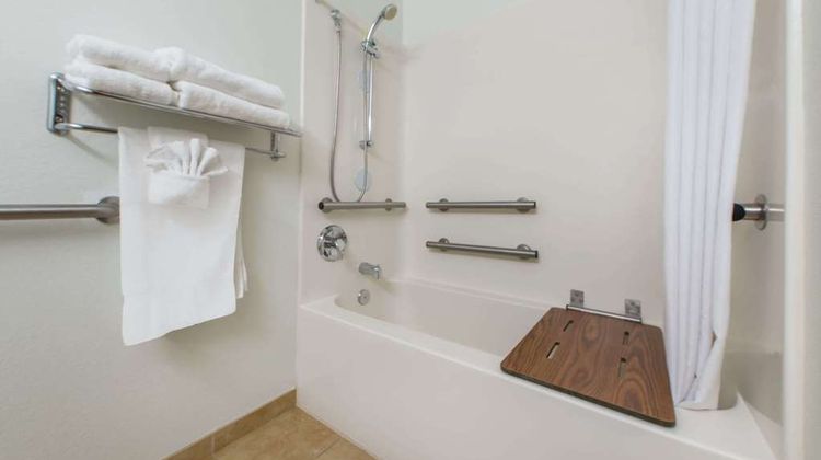 Microtel Inn & Suites by Wyndham Raton Room