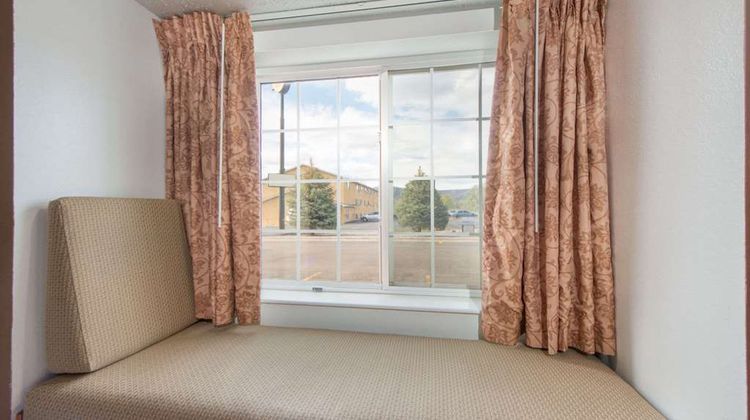 Microtel Inn & Suites by Wyndham Raton Room