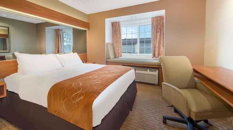Microtel Inn & Suites by Wyndham Raton Room
