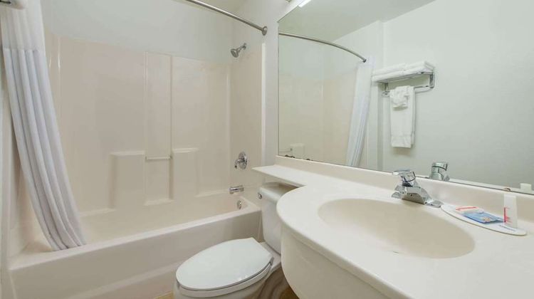 Microtel Inn & Suites by Wyndham Raton Room