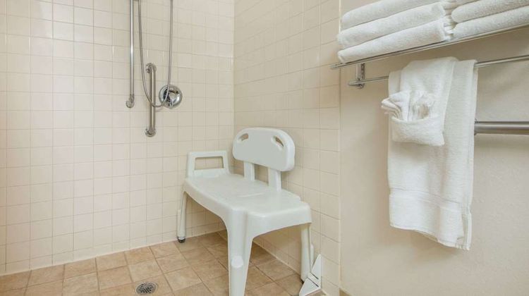 Microtel Inn & Suites by Wyndham Raton Room