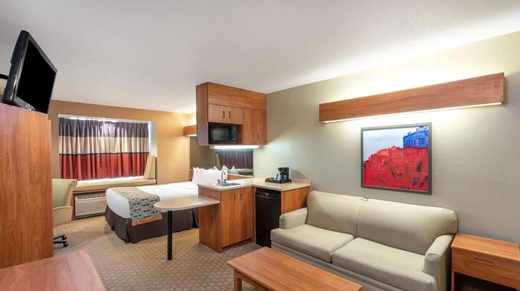 Microtel Inn & Suites by Wyndham Raton Suite