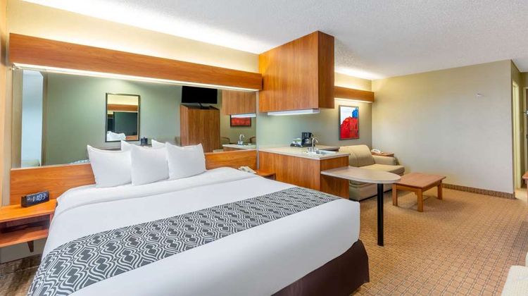 Microtel Inn & Suites by Wyndham Raton Suite