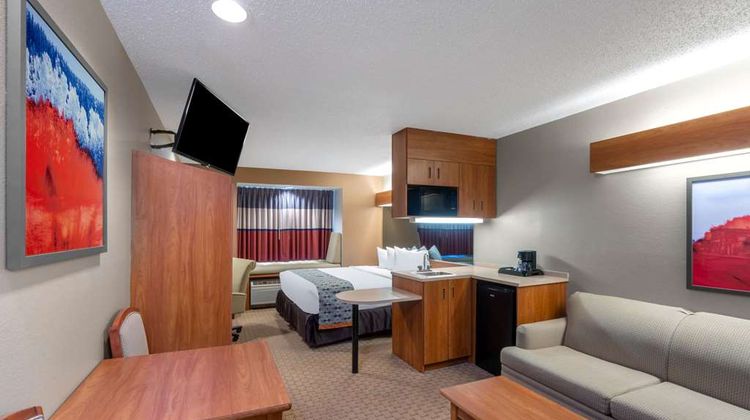 Microtel Inn & Suites by Wyndham Raton Suite