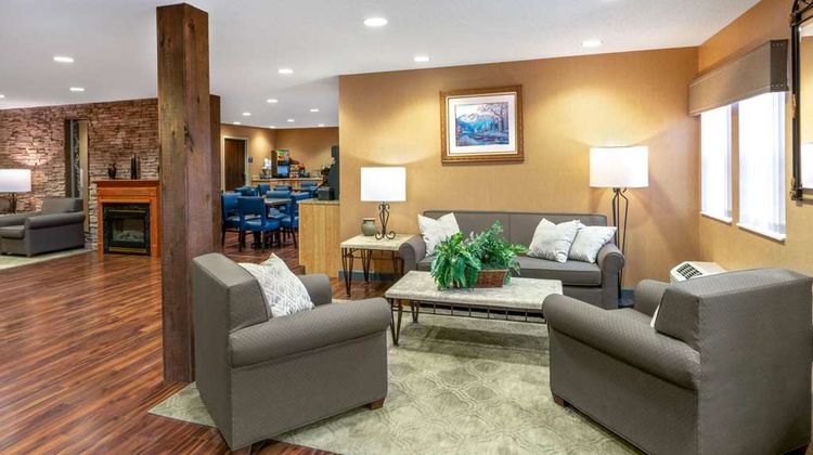Microtel Inn & Suites by Wyndham Raton Lobby