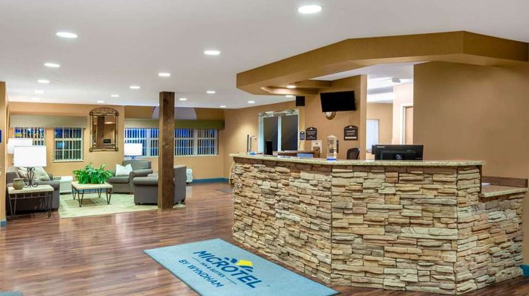 Microtel Inn & Suites by Wyndham Raton Lobby
