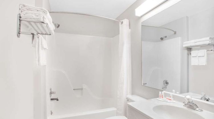 Microtel Inn/Suites by Wyndham Appleton Room