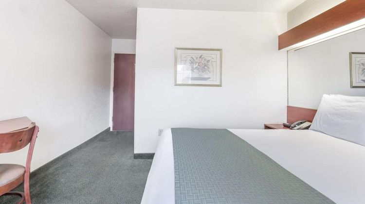 Microtel Inn & Suites Marianna Room
