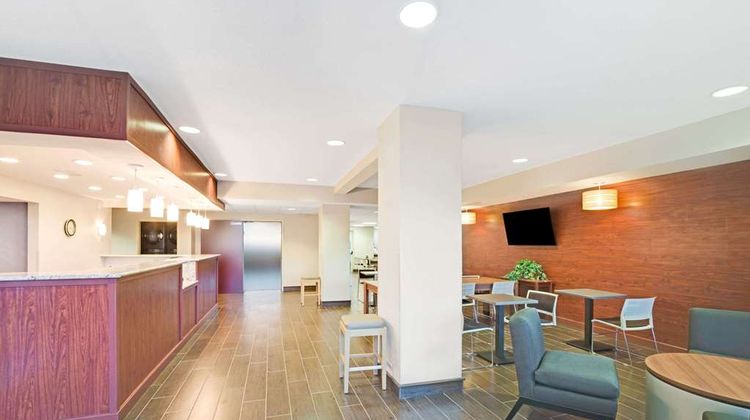 Microtel Inn & Suites Urbandale Lobby