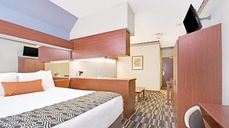 Microtel Inn & Suites Urbandale Suite