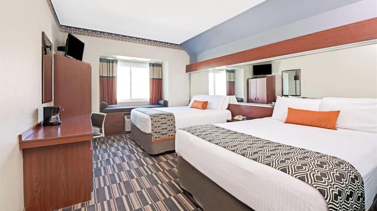 Microtel Inn & Suites Urbandale Room