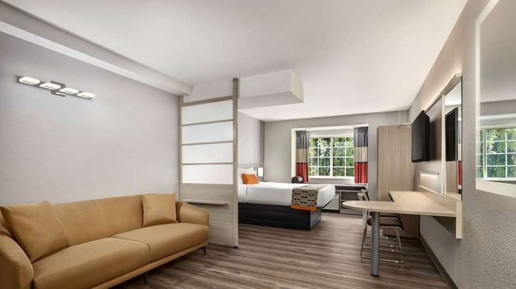 Microtel Inn & Suites by Wyndham Raleigh Suite