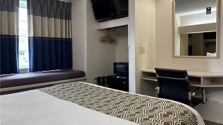 Microtel Inn by Wyndham Champaign Room