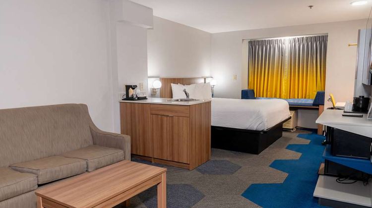 Microtel Inn & Suites Pigeon Forge Room
