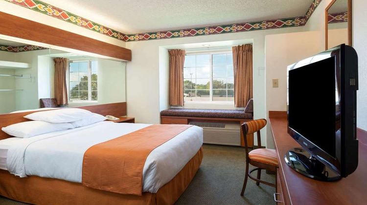 Microtel Inn & Suites by Wyndham Pueblo Room