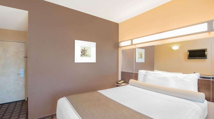 Microtel Inn & Suites by Wyndham Quincy Room